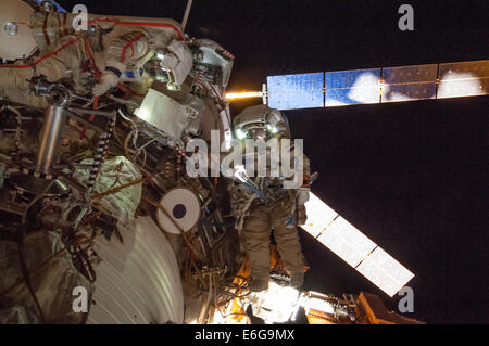 Russischer Kosmonaut Oleg Artemyev mit der Besatzung der internationalen Raumstation ISS-Expedition 40 arbeitet an Experiment Pakete installieren und Inspektion Komponenten auf der Außenseite des orbitalen Labor während einer fünf Stunden, 11 Minuten Weltraumspaziergang 18. August 2014 in der Erdumlaufbahn. Stockfoto