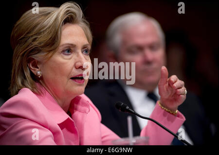 US-Außenministerin Hillary Rodham Clinton bezeugt die Senate Foreign Relations Committee über die amerikanisch-russischen Strategic Arms Reduction Treaty am Dirksen Senate Office Building 18. Mai 2010 in Washington, DC. Stockfoto