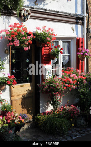 Fischerhaus mit Blumenschmuck und Fenster-Box in der Rue des Moulins, St Valery Sur Somme, Somme, Picardie, Frankreich Stockfoto