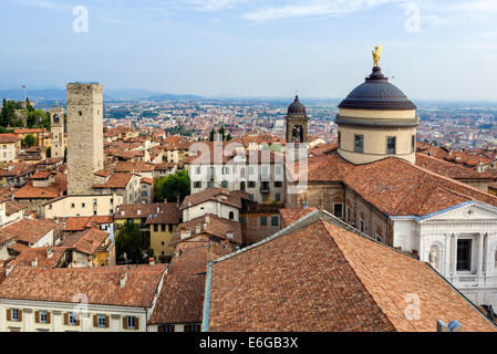 Blick vom Torre Civica (Gemeindeturm) in Piazza Vecchia in Richtung Bergamo Bassa mit Dom nach rechts, Bergamo Alta, Lombardei, Italien Stockfoto