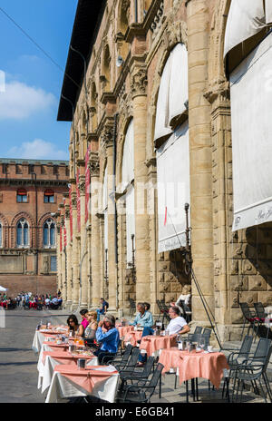 Die Bar Giuseppe unterhalb der Palazzo Podesta, Piazza Maggiore, Bologna, Emilia Romagna, Italien Stockfoto