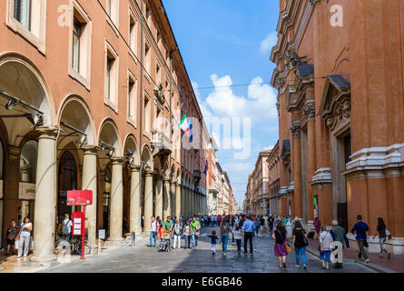 Blick hinunter Via Dell' Indipendenza mit Cattedral di San Pietro auf der rechten Seite, Bologna, Emilia Romagna, Italien Stockfoto