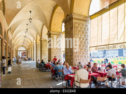 Cafés in einem Portikus von Palazzo Podesta, Piazza Maggiore, Bologna, Emilia Romagna, Italien Stockfoto