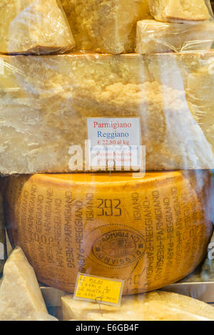 Parmigiano Reggiano-Käse in der Quadrilatero Markt Altstadt,, Bologna, Emilia Romagna, Italien Stockfoto