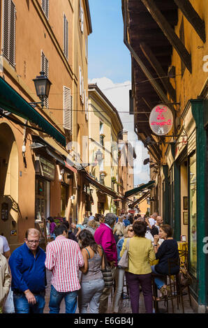 Geschäfte und Cafés an der Via Drapperie in der Quadrilatero Markt Altstadt,, Bologna, Emilia Romagna, Italien Stockfoto