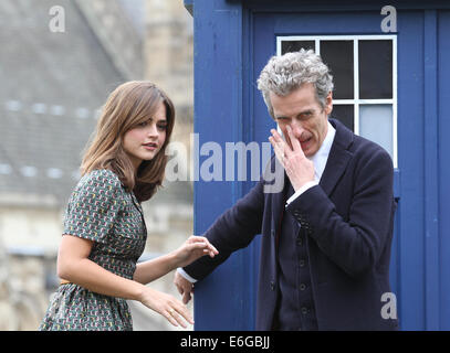 London, UK, 22. August 2014. Peter Capaldi und Jenna Coleman besuchen einen Fototermin vor der neuen BBC Serie "Dr. Who" im Parl Stockfoto