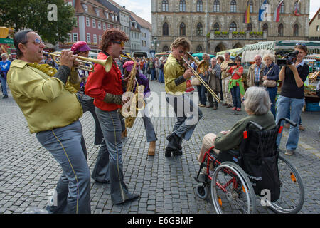 Weimar, Deutschland. 22. August 2014. Die französische Band führt Histoire de Famille bei der Eröffnung des Kunstfestivals in Weimar, Deutschland, 22. August 2014. Das Kunstfestival wird Aufführungen von Tanz, Theater und Musik bis 7. September 2014 fortgesetzt. Foto: Candy Welz/Dpa/Alamy Live News Stockfoto