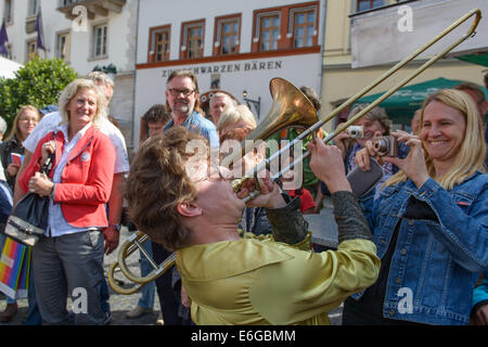 Weimar, Deutschland. 22. August 2014. Die französische Band führt Histoire de Famille bei der Eröffnung des Kunstfestivals in Weimar, Deutschland, 22. August 2014. Das Kunstfestival wird Aufführungen von Tanz, Theater und Musik bis 7. September 2014 fortgesetzt. Foto: Candy Welz/Dpa/Alamy Live News Stockfoto