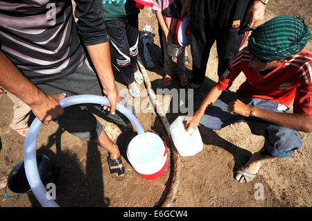 22. August 2014 - Zakho, Irak - Tausende von Jesiden fällt es schwer, mit einem Wasser-System zu leben, die auch zum Baden und Trinken verwendet wird. Wasser-LKW liefern Wasser an das Lager aber Wasser Krüge & Flaschen sind schmutzig. Das Fehlen einer sanitären Anlage breitet sich Keime. (Kredit-Bild: © Gail Orenstein/ZUMA Draht) Stockfoto