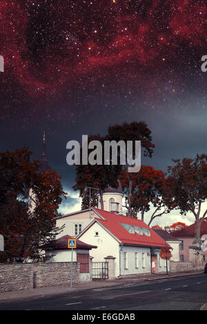 Tallinn mystische Nacht. Elemente dieses Bildes, eingerichtet von der NASA Stockfoto