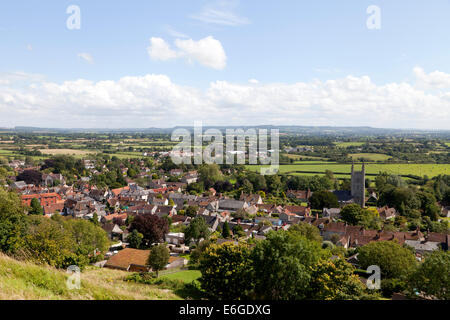 Mit Blick auf die Stadt nur in Wiltshire, England von Castle Hill. Stockfoto