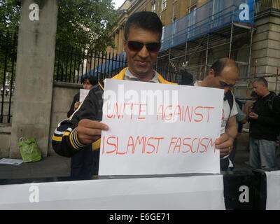London, UK. 22. August 2014. Demonstranten fordern ISIS-Neo-Nazis sammeln außen Downing Street Credit: Rachel Megawhat/Alamy Live News Stockfoto