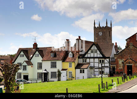 Auf dem Land rund um das Grün in Marlborough, Wiltshire, England. Stockfoto