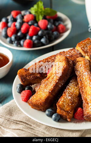 Hausgemachte French Toast klebt mit Ahornsirup Stockfoto