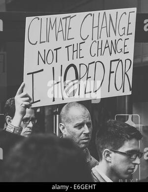 Umweltschützer wütend mit Obama über den Klimawandel halten eine eingängigen Zeichen bei einem Protest gegen die Keystone-XL-Pipeline in San Francisco. Stockfoto