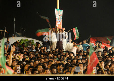 Islamabad, Pakistan. 22. August 2014. Unterstützer des Oppositionsführers Imran Khan versammeln sich während einer Anti-Regierungs-Protest vor dem Parlamentsgebäude in Islamabad, der Hauptstadt von Pakistan, am 22. August 2014. Bei Protesten gegen die Regierung in Pakistan von zwei politischen Parteien gibt es keine lassen sich, verabschiedet des Landes Senat am Freitag einstimmig eine Resolution, die Ablehnung der verfassungswidrigen Forderungen nach Rücktritt des Premierministers und Auflösung von Baugruppen. Bildnachweis: Ahmad Kamal/Xinhua/Alamy Live-Nachrichten Stockfoto