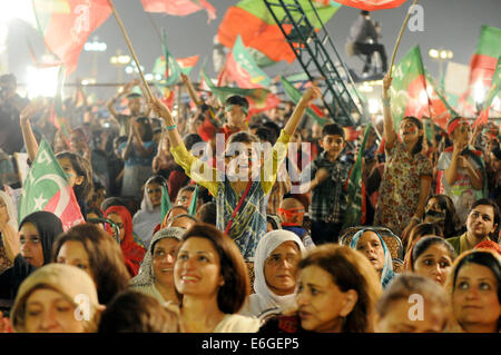 Islamabad. 22. August 2014. Unterstützer des Oppositionsführers Imran Khan versammeln sich während einer Anti-Regierungs-Protest vor dem Parlament in Islamabad, der Hauptstadt von Pakistan am 22. August 2014. Bei Protesten gegen die Regierung in Pakistan von zwei politischen Parteien gibt es keine lassen sich, verabschiedet des Landes Senat am Freitag einstimmig eine Resolution, die Ablehnung der verfassungswidrigen Forderungen nach Rücktritt des Premierministers und Auflösung von Baugruppen. Bildnachweis: Ahmad Kamal/Xinhua/Alamy Live-Nachrichten Stockfoto