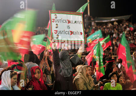 Islamabad. 22. August 2014. Unterstützer des Oppositionsführers Imran Khan versammeln sich während einer Anti-Regierungs-Protest vor dem Parlament in Islamabad, der Hauptstadt von Pakistan am 22. August 2014. Bei Protesten gegen die Regierung in Pakistan von zwei politischen Parteien gibt es keine lassen sich, verabschiedet des Landes Senat am Freitag einstimmig eine Resolution, die Ablehnung der verfassungswidrigen Forderungen nach Rücktritt des Premierministers und Auflösung von Baugruppen. Bildnachweis: Ahmad Kamal/Xinhua/Alamy Live-Nachrichten Stockfoto