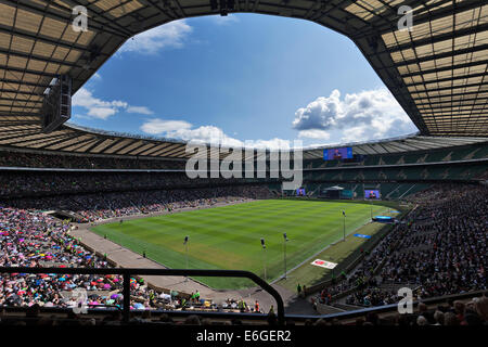 London, UK. 22. August 2014. Vom 22. bis 24. August findet das dreitägige internationale Übereinkommen der Zeugen Jehovas im Londoner Twickenham Stadium. Dieses Übereinkommen Personen aus 6 Ländern und auch Gastgeber besuchen Missionare. Das Programm wird in 13 Sprachen, darunter Twi Französisch Spanisch und Portugiesisch im nahe gelegenen Stoop Stadion vorgestellt. Mehr als 52.000 besuchten am Freitag. Schwerpunkt des Programms: "Keep ich Suche erste Götter Königreich". Bildnachweis: David Bleeker Photography.com/Alamy Live-Nachrichten Stockfoto