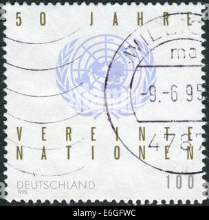 Deutschland - ca. 1995: Briefmarke gedruckt in Deutschland, widmet sich den 50. Jahrestag der Vereinten Nationen, zeigt Emblem, ca. 1995 Stockfoto