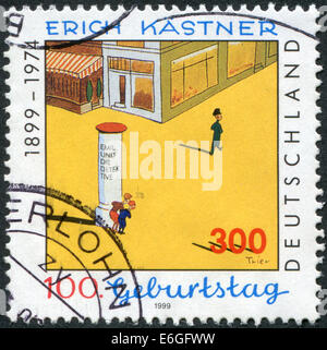 Briefmarke gedruckt in Deutschland, 100. Geburtstag von Erich Kastner, Illustration von Walter Trier "Emil und die Detektive" Stockfoto