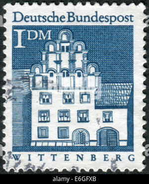 Deutschland - ca. 1966: Briefmarke gedruckt in Deutschland, zeigt eine Melanchthon Bau, Wittenberg, ca. 1966 Stockfoto