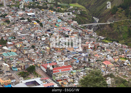 BANOS, ECUADOR - 27. Februar 2014: Blick auf die kleine Stadt Banos vom Lookout Point Mirador La Cruz Bellavista Stockfoto