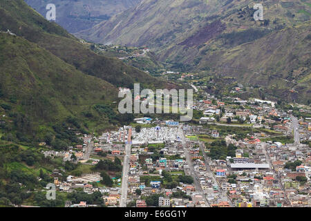 BANOS, ECUADOR - 27. Februar 2014: Blick auf die kleine Stadt Banos vom Lookout Point Mirador La Cruz Bellavista Stockfoto