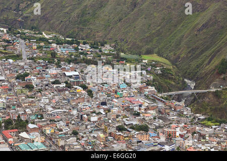 BANOS, ECUADOR - 27. Februar 2014: Blick auf die kleine Stadt Banos vom Lookout Point Mirador La Cruz Bellavista Stockfoto