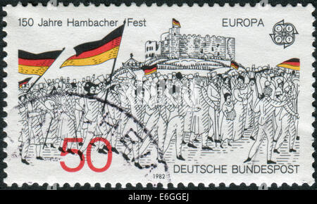 Briefmarke gedruckt in Deutschland gewidmet dem 150. Jahrestag des Hambacher Festes, Prozession zum Hambacher Schloss zeigt Stockfoto