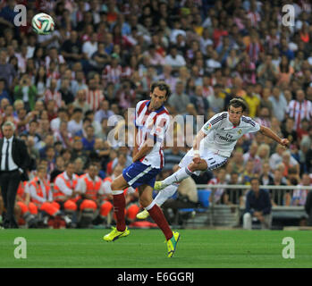 Damaskus. 22. August 2014. Real Madrids Gareth Bale (R) schießt während ihres Spanisch-Super-Cup-Spiel gegen Atletico Madrid im Vicente Calderon Stadion in Madrid am 22. August 2014. Atletico Madrid 1: 0 gewonnen. Bildnachweis: Xie Haining/Xinhua/Alamy Live-Nachrichten Stockfoto