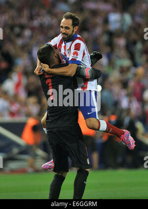 Damaskus. 22. August 2014. Atletico Moya (L) feiert mit Juanfran, nachdem ihre Spanisch-Super-Cup-match gegen Real Madrid im Vicente Calderon Stadion in Madrid am 22. August 2014. Atletico Madrid 1: 0 gewonnen. Bildnachweis: Xie Haining/Xinhua/Alamy Live-Nachrichten Stockfoto