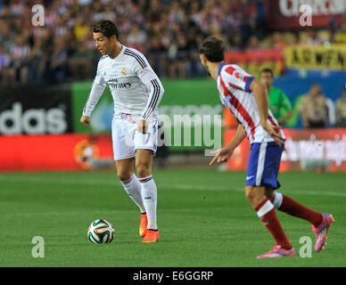 Damaskus. 22. August 2014. Real Madrid Cristiano Ronaldo (L) konkurriert während ihrer Spanisch-Super-Cup-Spiel gegen Atletico Madrid im Vicente Calderon Stadion in Madrid am 22. August 2014. Atletico Madrid 1: 0 gewonnen. Bildnachweis: Xie Haining/Xinhua/Alamy Live-Nachrichten Stockfoto