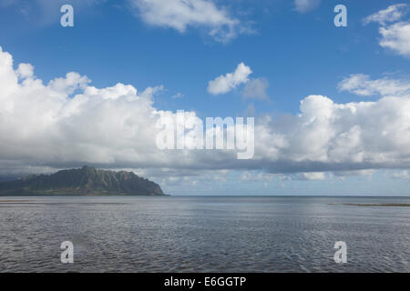 Malerische Aussicht auf Kaneohe Bay auf der Insel Oahu, Hawaii.  Kualoa und Koolau Gebirge in der Ferne. Stockfoto