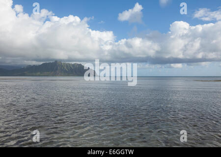 Malerische Aussicht auf Kaneohe Bay auf der Insel Oahu, Hawaii.  Kualoa und Koolau Gebirge in der Ferne. Stockfoto