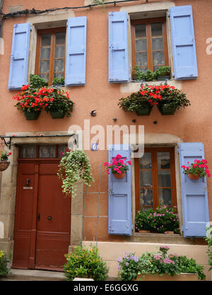 Blauen Fensterläden und Blumenkörben vor einem französischen Haus in Mirepoix Frankreich Stockfoto