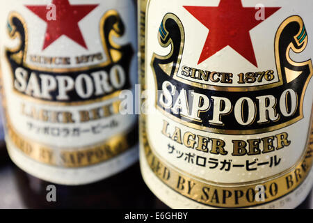 Zwei Flaschen Japan gefertigte Sapporo Bier. Stockfoto