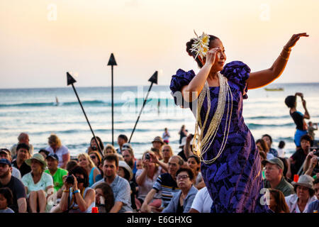 Hawaii, Hawaiian, Honolulu, Waikiki Beach, Kuhio Beach Park, Hyatt Regency Hula Show, kostenloses Publikum, Pazifischer Ozean, weibliche Frauen, Tänzerin, Fackel, beleuchtet, Muumuu Stockfoto