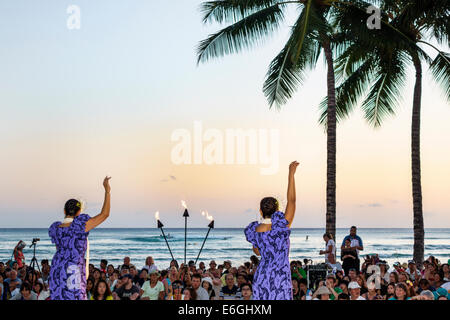 Hawaii, Hawaiian, Honolulu, Waikiki Beach, Kuhio Beach Park, Hyatt Regency Hula Show, kostenloses Publikum, Pazifischer Ozean, weibliche Frauen, Tänzerin, Fackel, beleuchtet, USA, USA Stockfoto