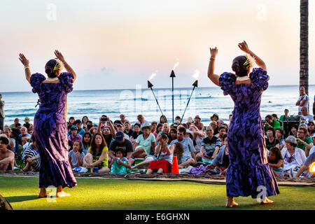 Hawaii, Hawaiian, Honolulu, Waikiki Beach, Kuhio Beach Park, Hyatt Regency Hula Show, kostenloses Publikum, Pazifischer Ozean, weibliche Frauen, Tänzerin, Fackel, beleuchtet, USA, USA Stockfoto