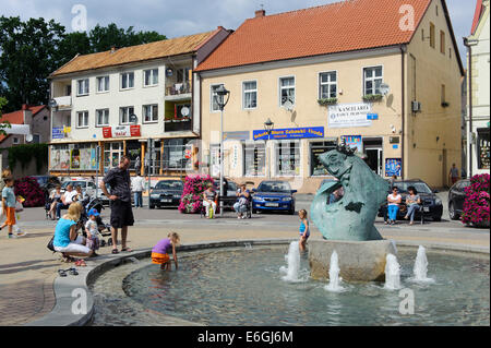 Kinder spielen am Fischbrunnen in Mikolajki, Masuren, Polen, Europa Stockfoto