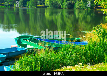 Boot-Station auf dem See im Sommerpark Stockfoto