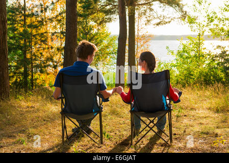 ein junges Paar im Urlaub auf dem Campingplatz Stockfoto