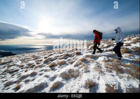 Zwei Menschen wandern auf Velebit-Gebirges, Kroatien Stockfoto