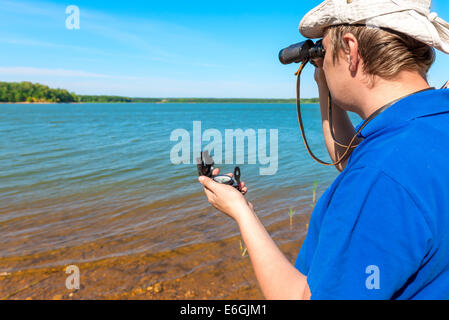 fahrenden Reisenden mit Kompass und Fernglas Stockfoto