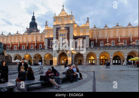 Tuchhallen auf dem Marktplatz (Rynek Glowny in Krakau, Polen, Europa, UNESCO-Weltkulturerbe Stockfoto