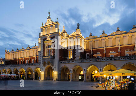 Tuchhallen auf dem Marktplatz (Rynek Glowny in Krakau, Polen, Europa, UNESCO-Weltkulturerbe Stockfoto