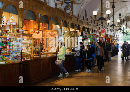 Geschäfte im Inneren Tuchhallen auf dem Marktplatz (Rynek Glowny in Krakau, Polen, Europa, UNESCO-Weltkulturerbe Stockfoto