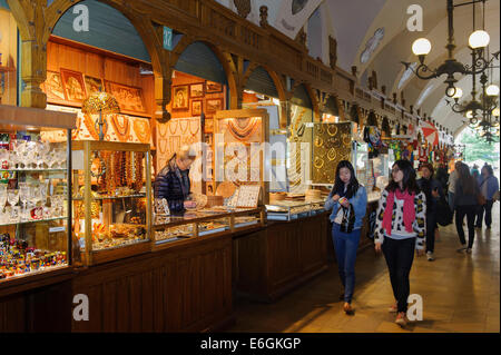 Geschäfte im Inneren Tuchhallen auf dem Marktplatz (Rynek Glowny in Krakau, Polen, Europa, UNESCO-Weltkulturerbe Stockfoto