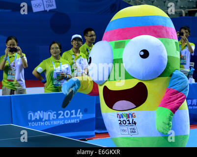 Nanjing, China Jiangsu Provinz. 23. August 2014. LELE, das Maskottchen der YOG, spielt Tischtennis auf dem Tisch Tennisplatz der Nanjing 2014 Olympische Jugendspiele in Nanjing, der Hauptstadt der ostchinesischen Provinz Jiangsu, 23. August 2014. Bildnachweis: Yang Shiyao/Xinhua/Alamy Live-Nachrichten Stockfoto